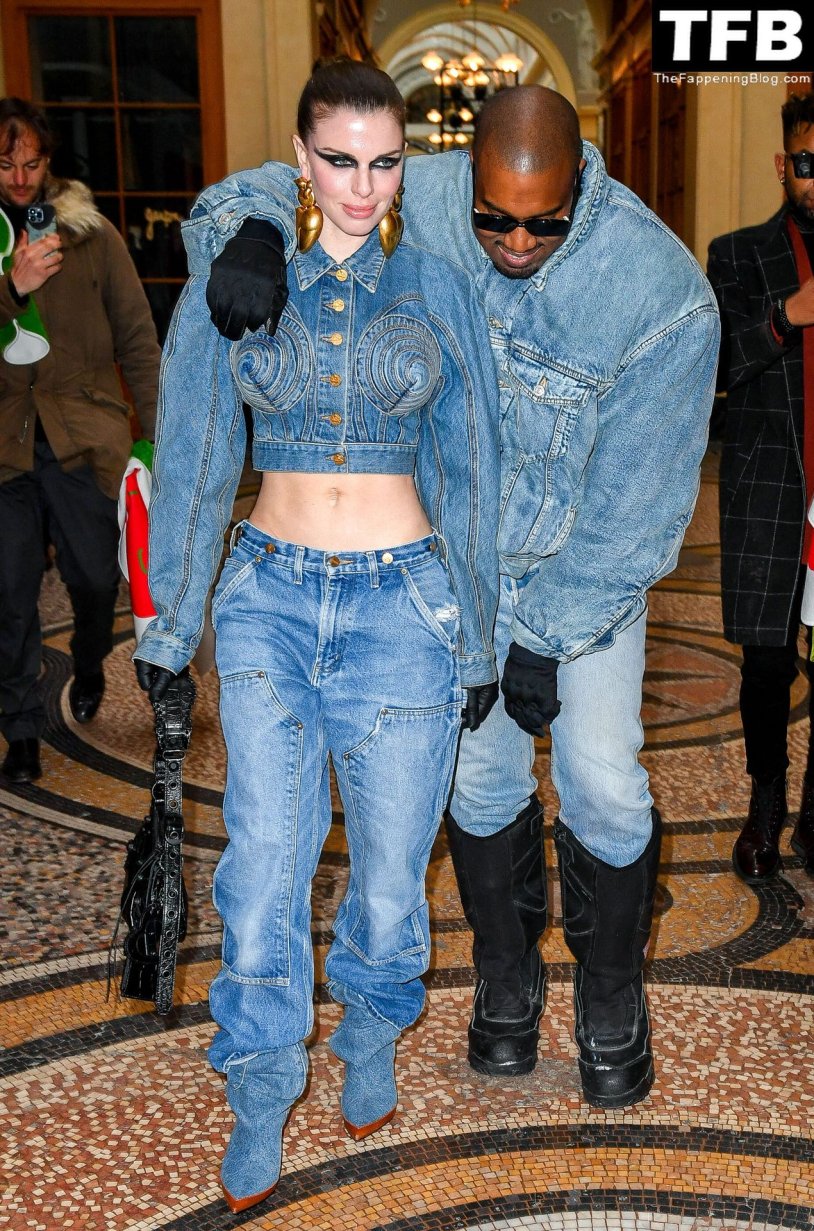 Julia Fox images with a T -shirt