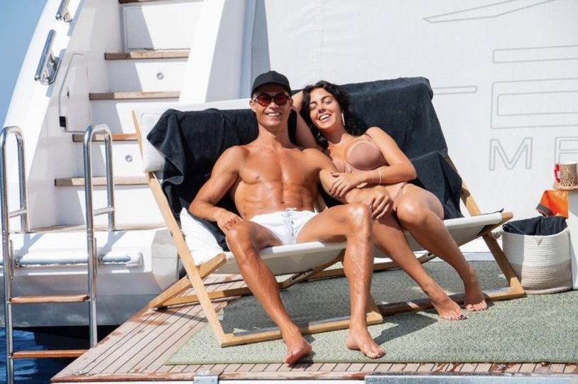 Georgina Rodriguez hot in leggings