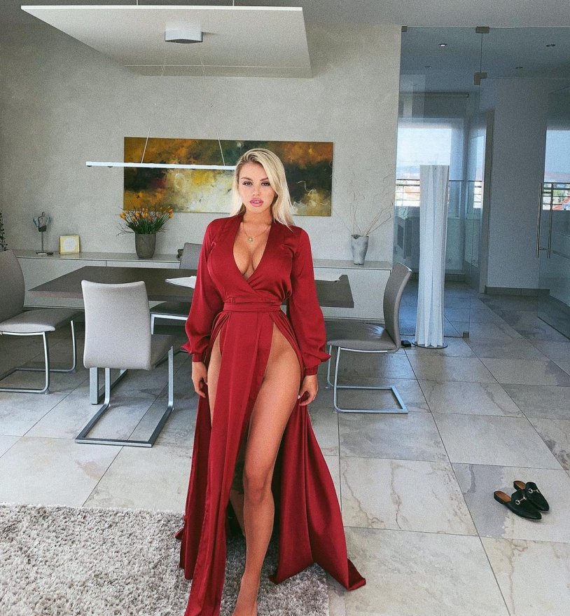 Violetta Chikovani Feet