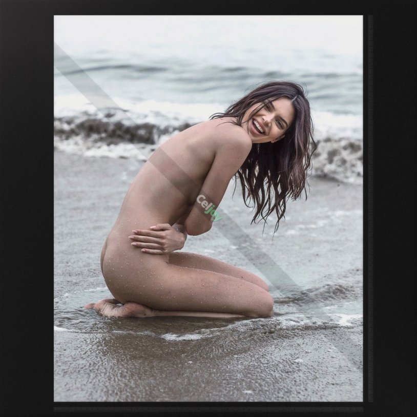 Naked top model Kendall Jenner