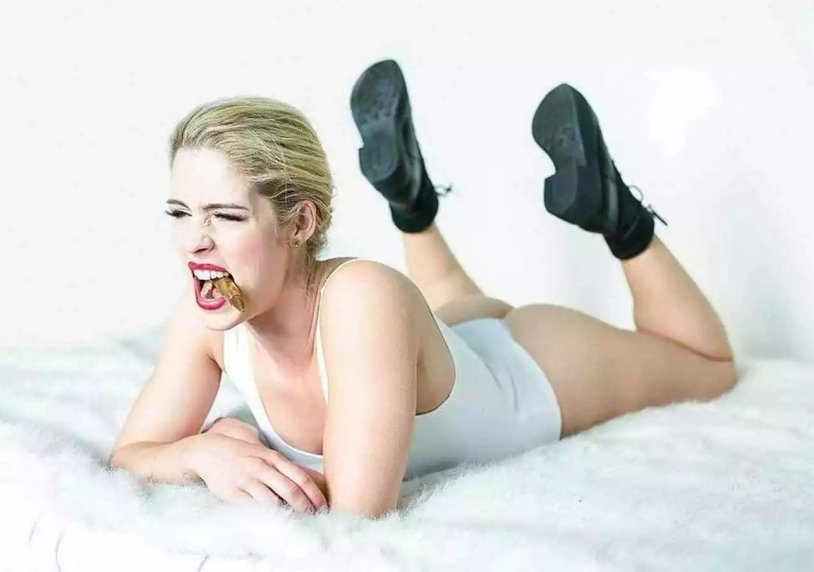 Eva Elfie Emily Willis