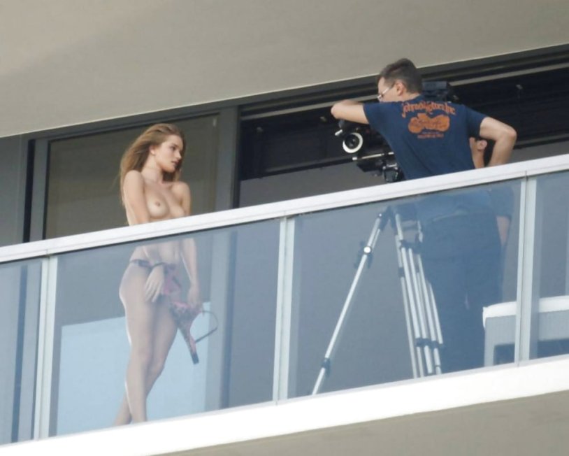 Rosie Huntington-Whiteley Nude