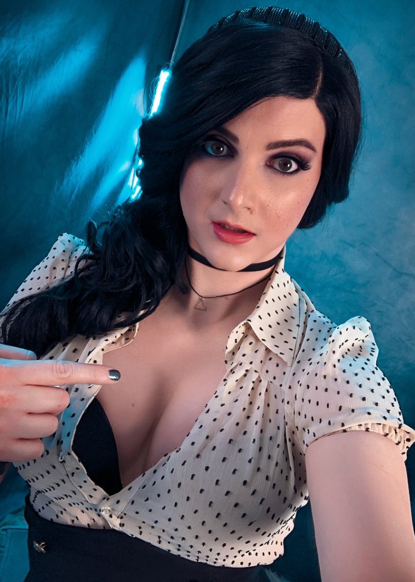 Ashley Barron Travei 21+