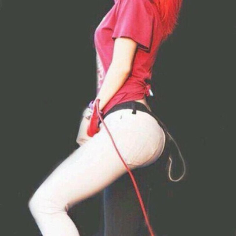 Haley Williams barefoot