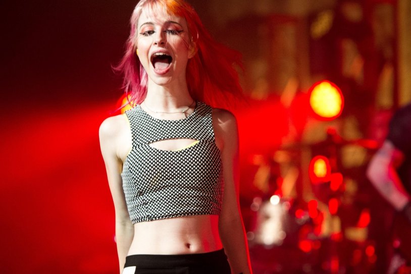 Hayley Williams with microphone 2008