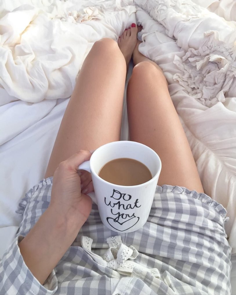 Photoshoot of a couple in the kitchen in flour