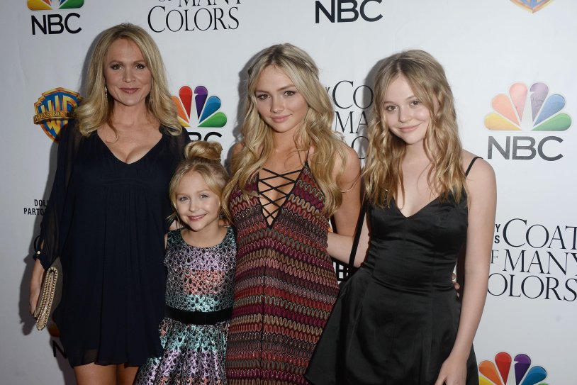 Natalie Elin Lind with sisters