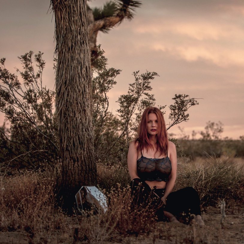 Carrie Keagan in Modst