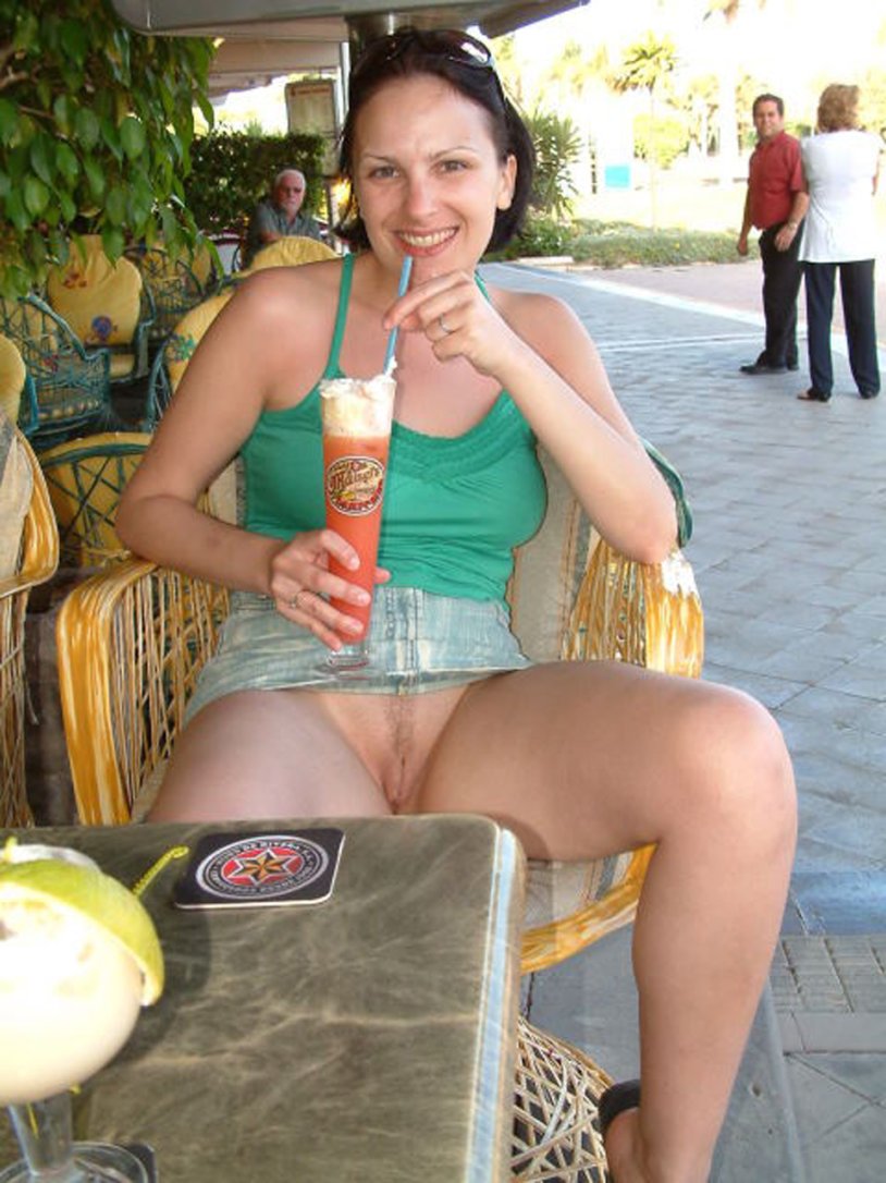 Girls without panties spied