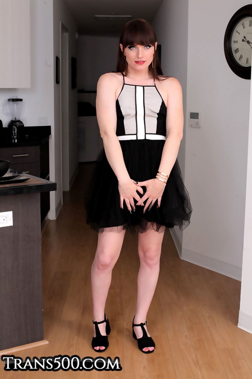 Natalie Mars (Natalie Mars) in linen