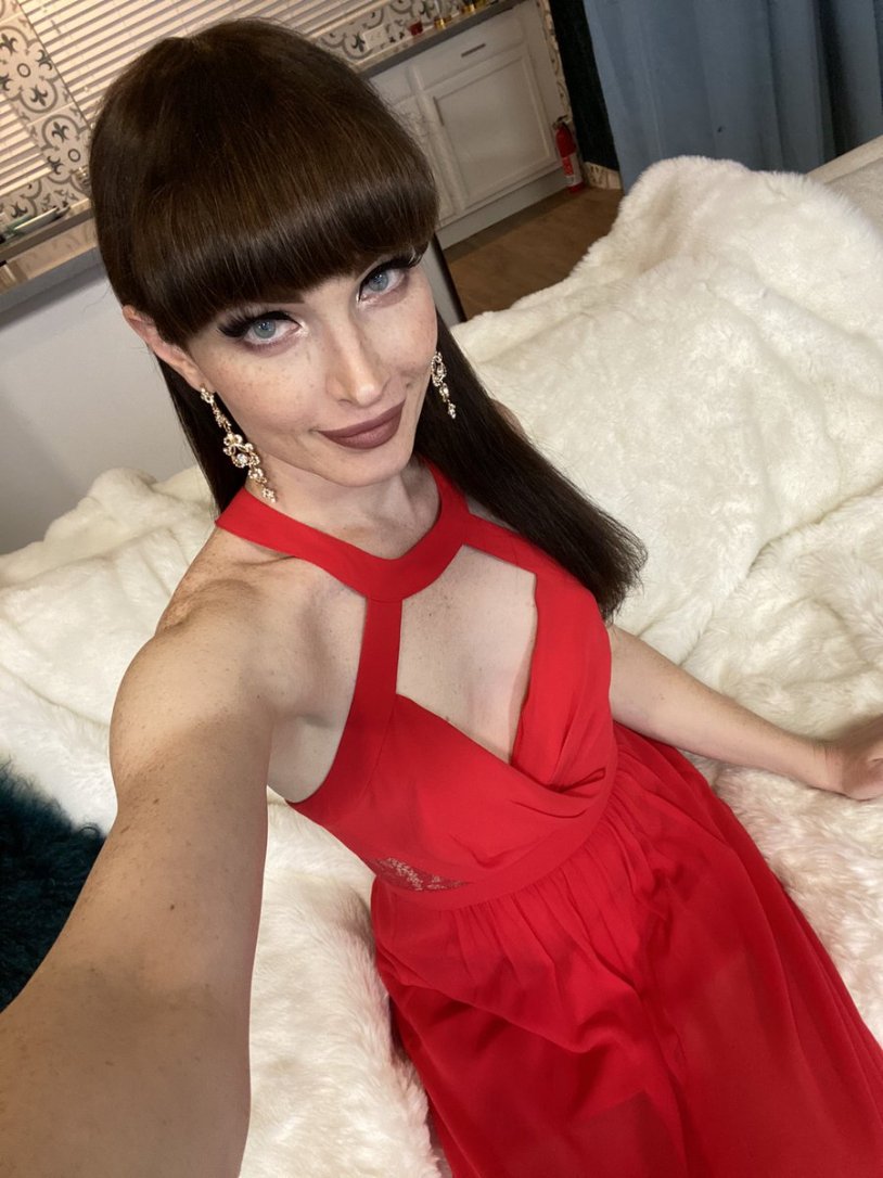 Natalie Mars (Natalie Mars) in linen