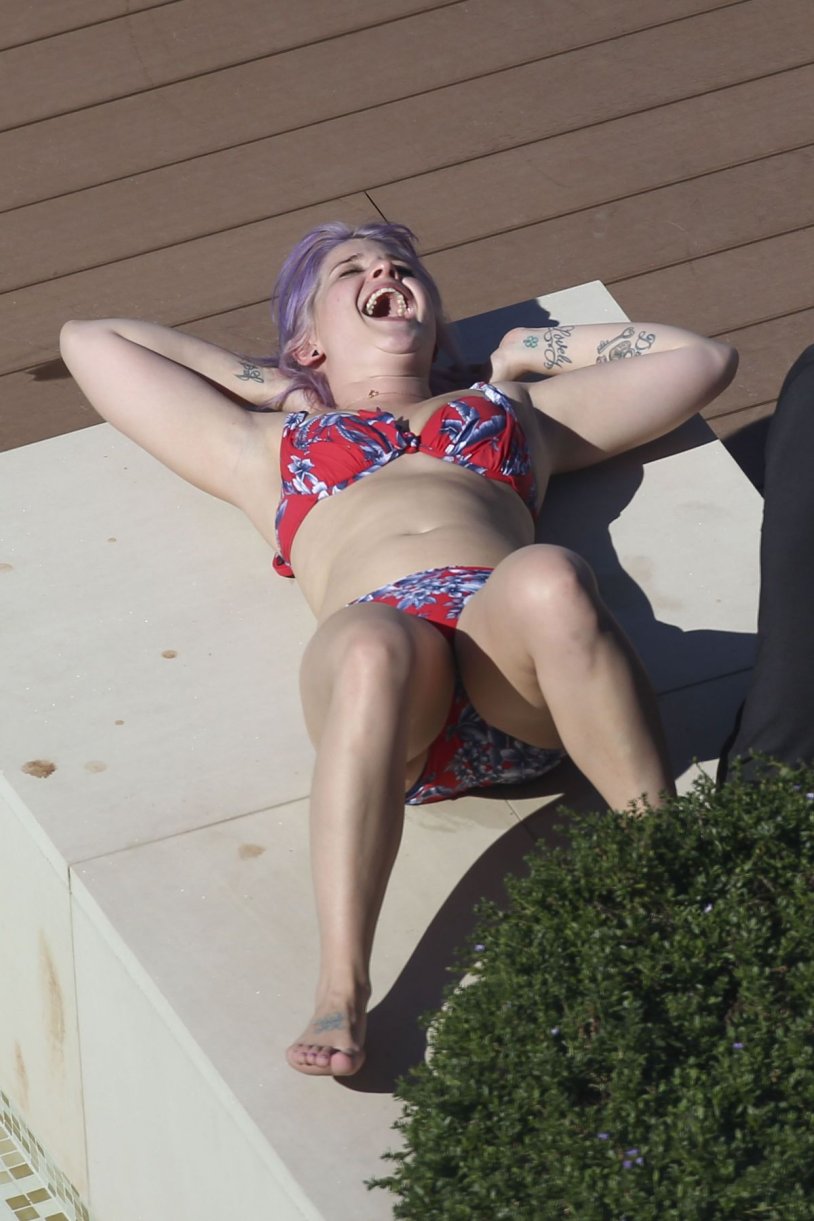 Kelly Osbourne without panties
