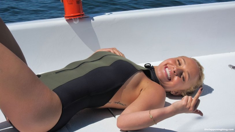 Hayden Panetteri Blowjob