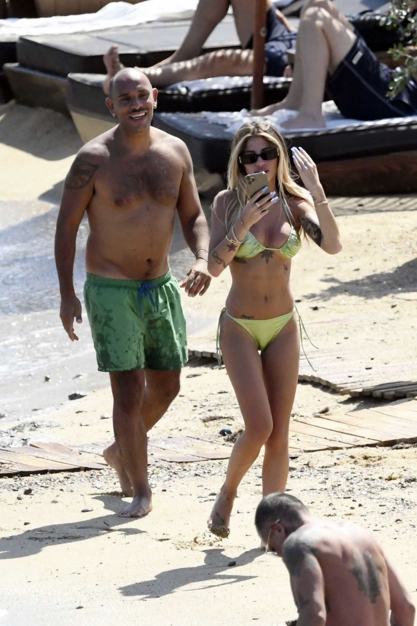 Kyara Nastya is completely naked