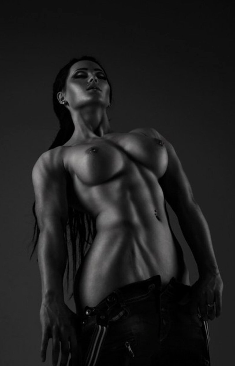 Rachel Kummon muscle nude
