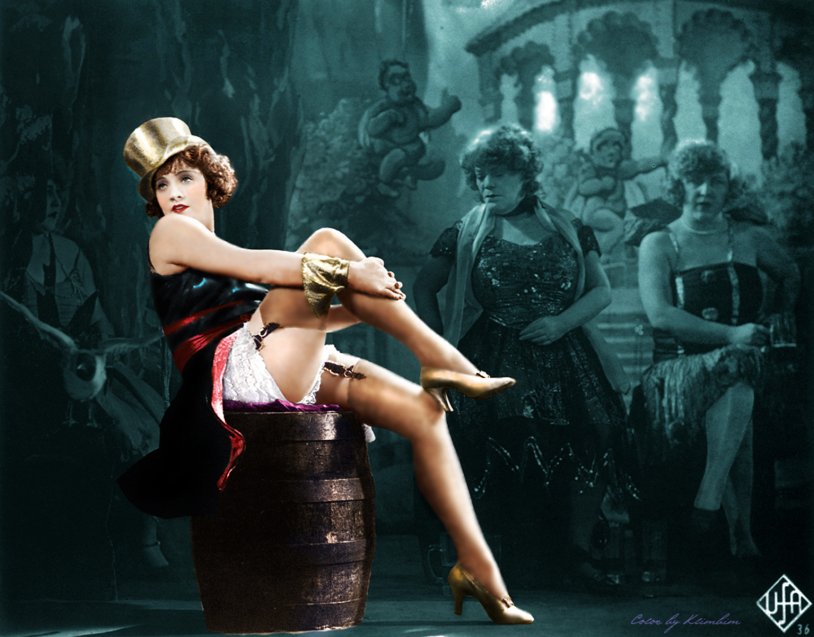 Marlene Dietrich barefoot