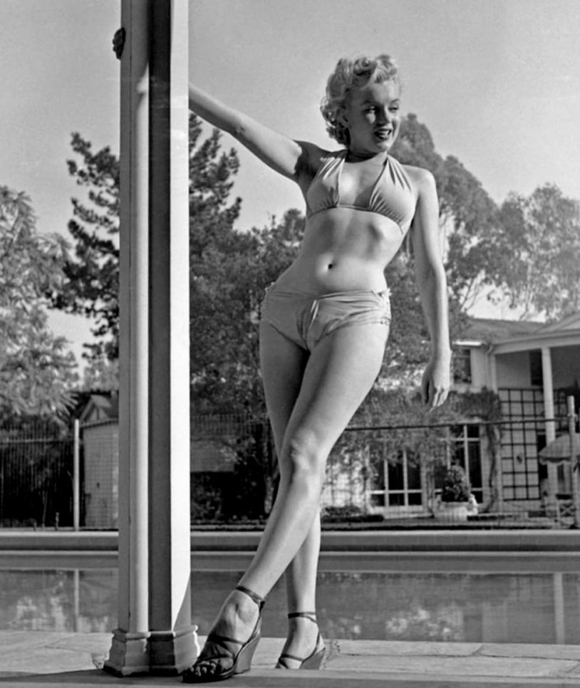 Marlene Dietrich dances in a cabaret