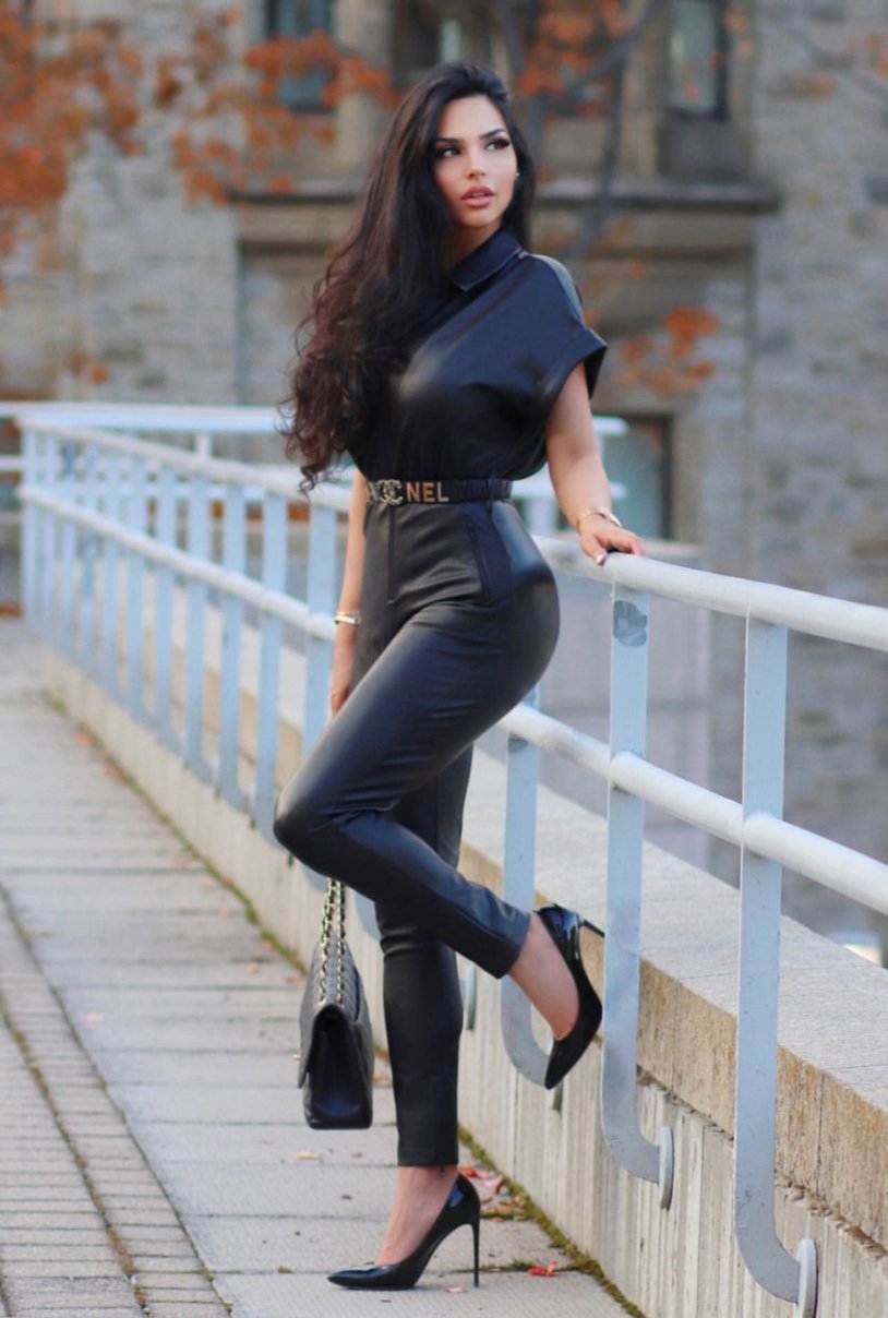 Beautiful legs on the shoulders