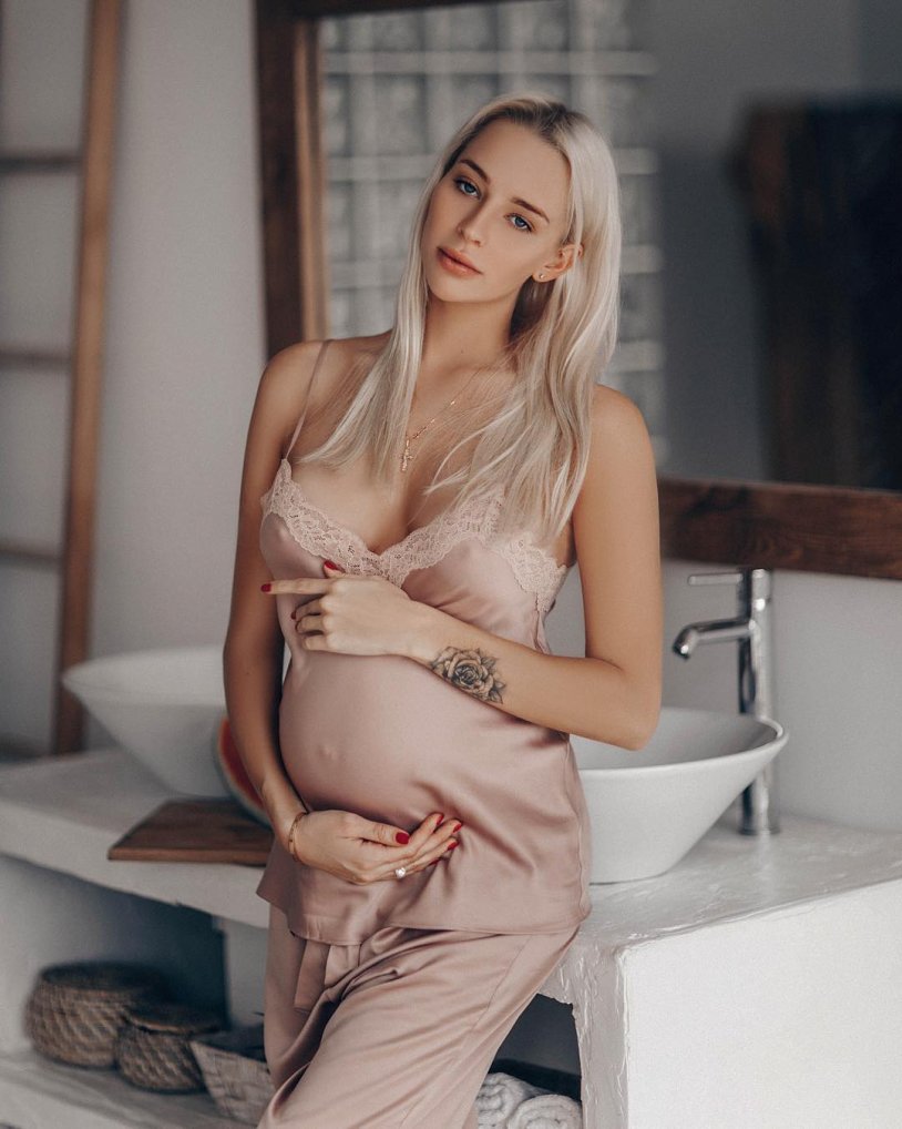 Yana Kudryavtseva stretching