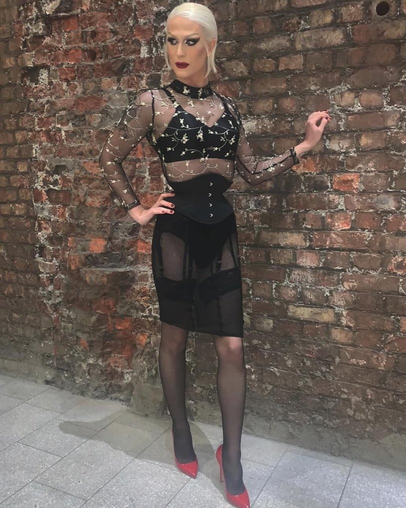 Naked actress Harley Quin