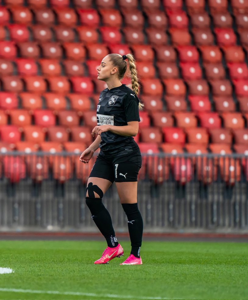 Anna Markovich football player