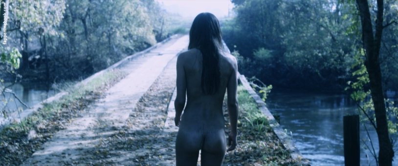 Sarah Butler hot photos