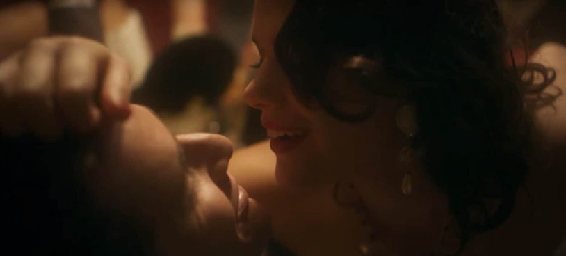 Mila Kunis lesbian kiss in films
