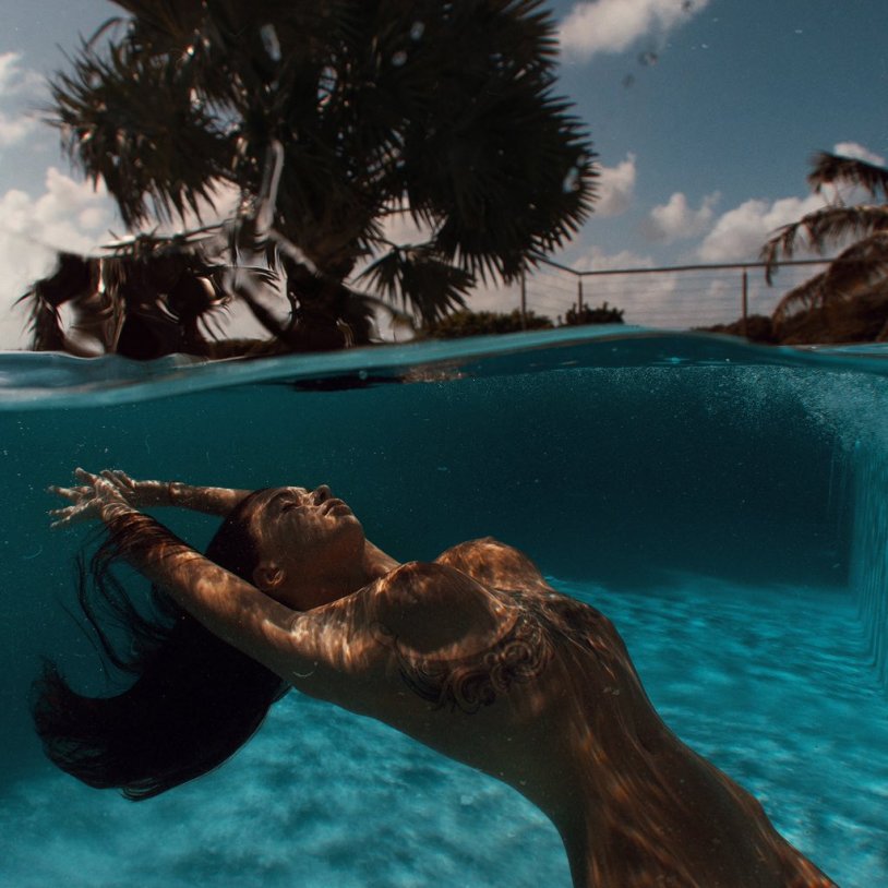 Leia Silver Naked Model