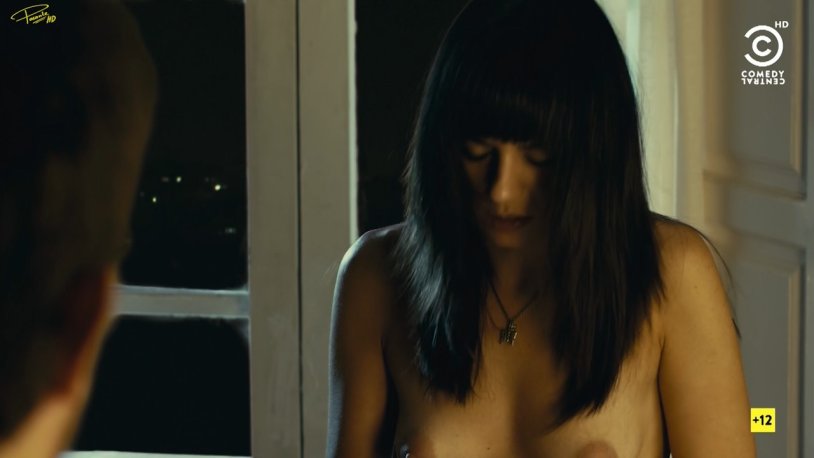 Naked Darisha Miren spreads his legs