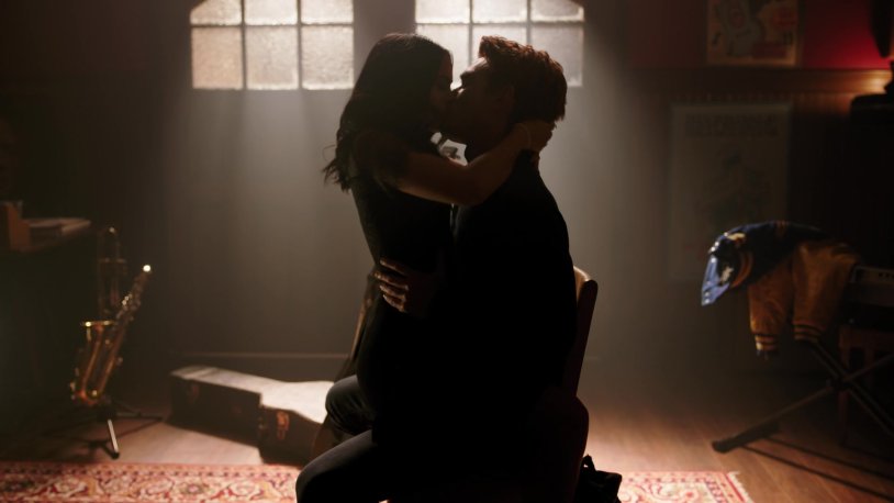 Camilla Mendes Riverdale kiss