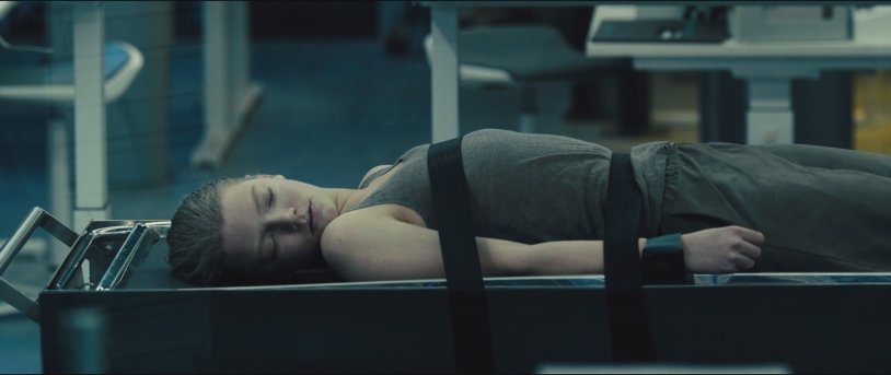 Blu Hunt Sexy, Maisie Williams Sexy - The New Mutants (2020)