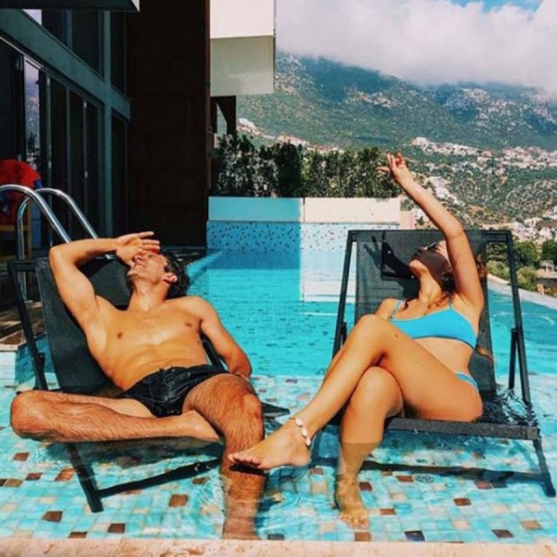 Hande Erchel hot moments