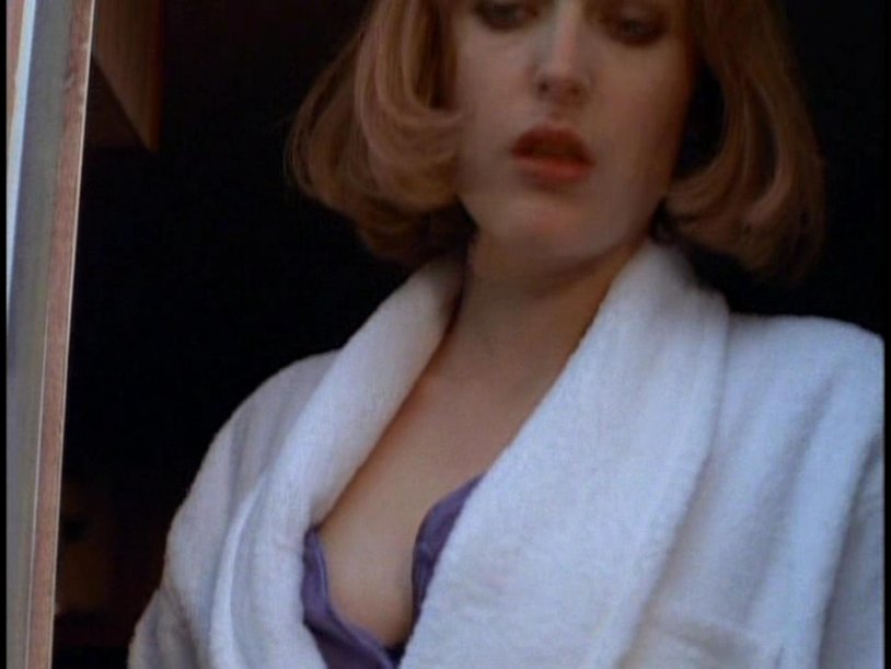 Mulder and Scully kiss