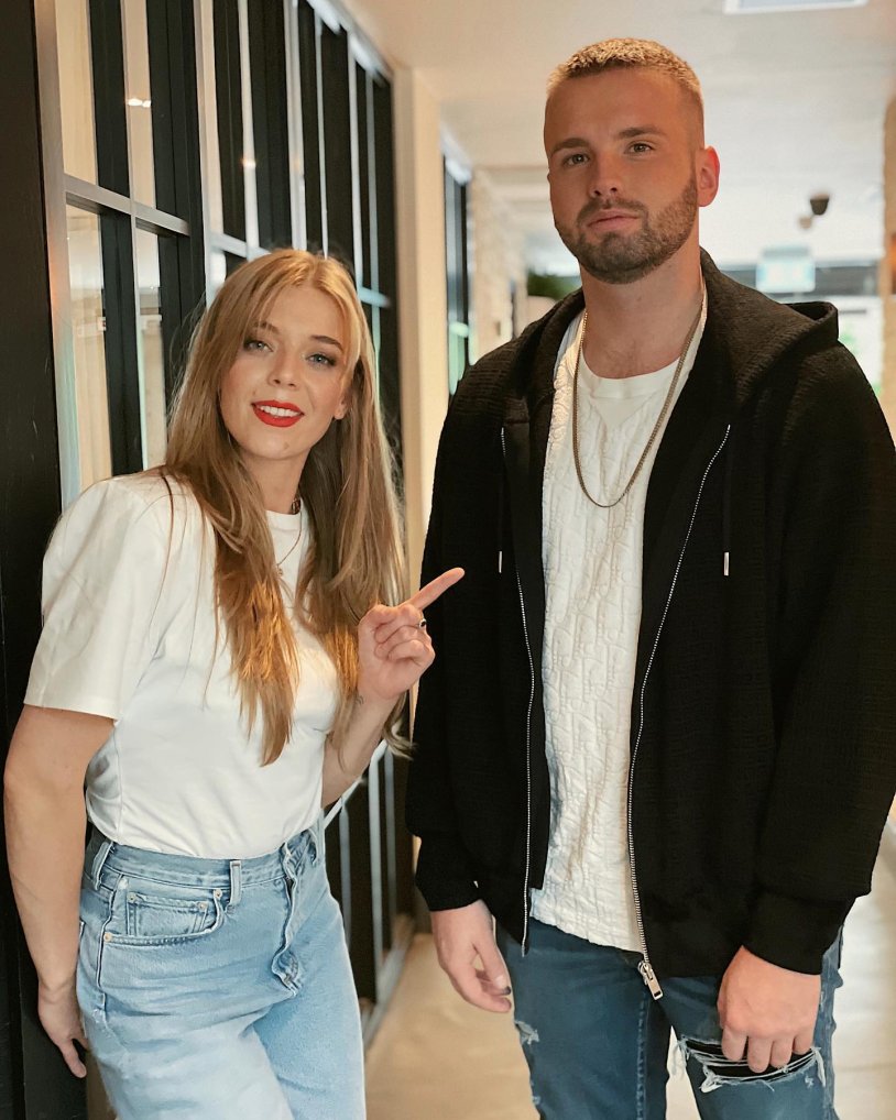 Josephine Skriper on the beach