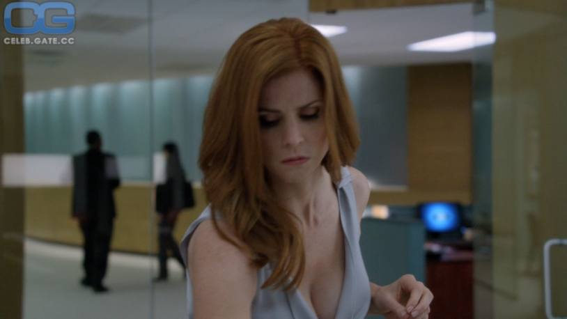 Sarah Rafferty is hot