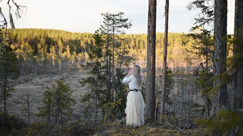 Jonna Jinton in a swimsuit