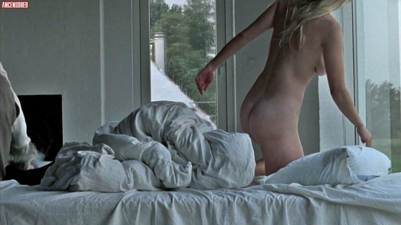 Naked long -haired on the couch