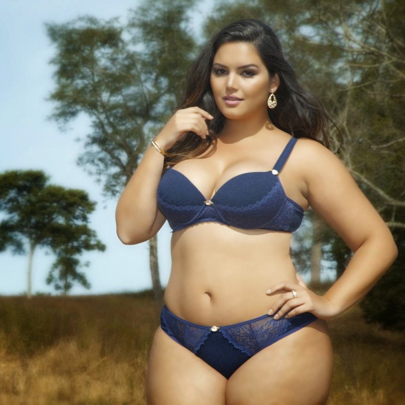 Nicole Aniston in leather leggings