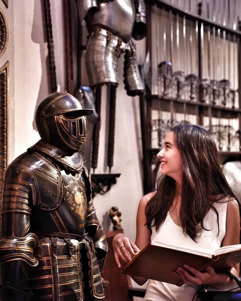 Elizabeth Olsen Wanda Vizhn +18