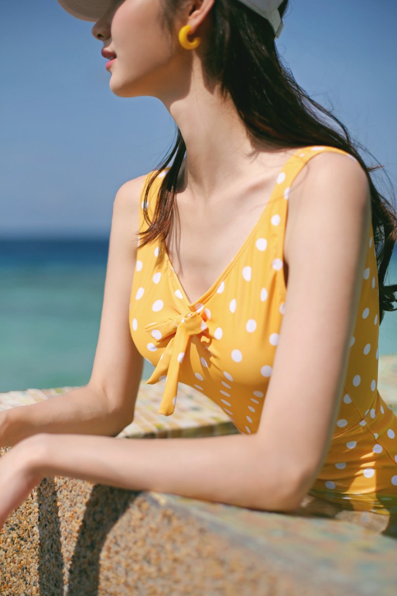 Female combed swimsuits