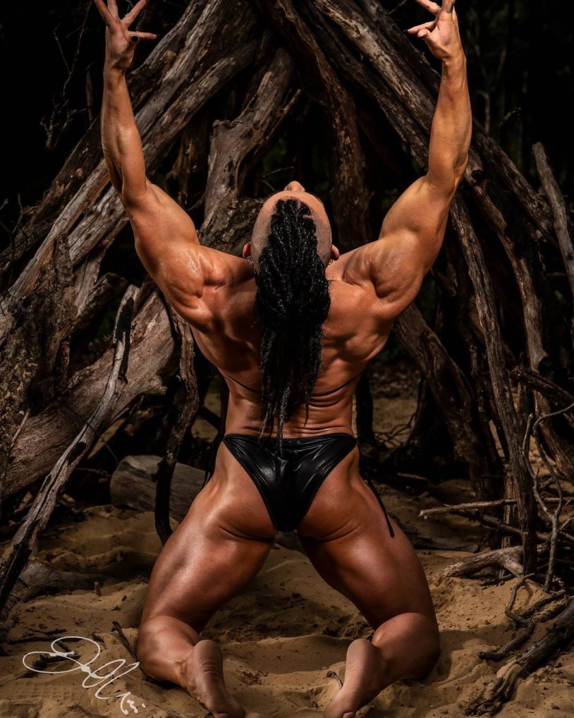 ANGELA YEO Bodybuilder