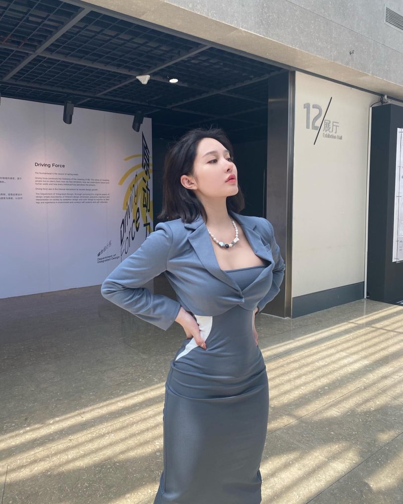 Female tight -fitting dress