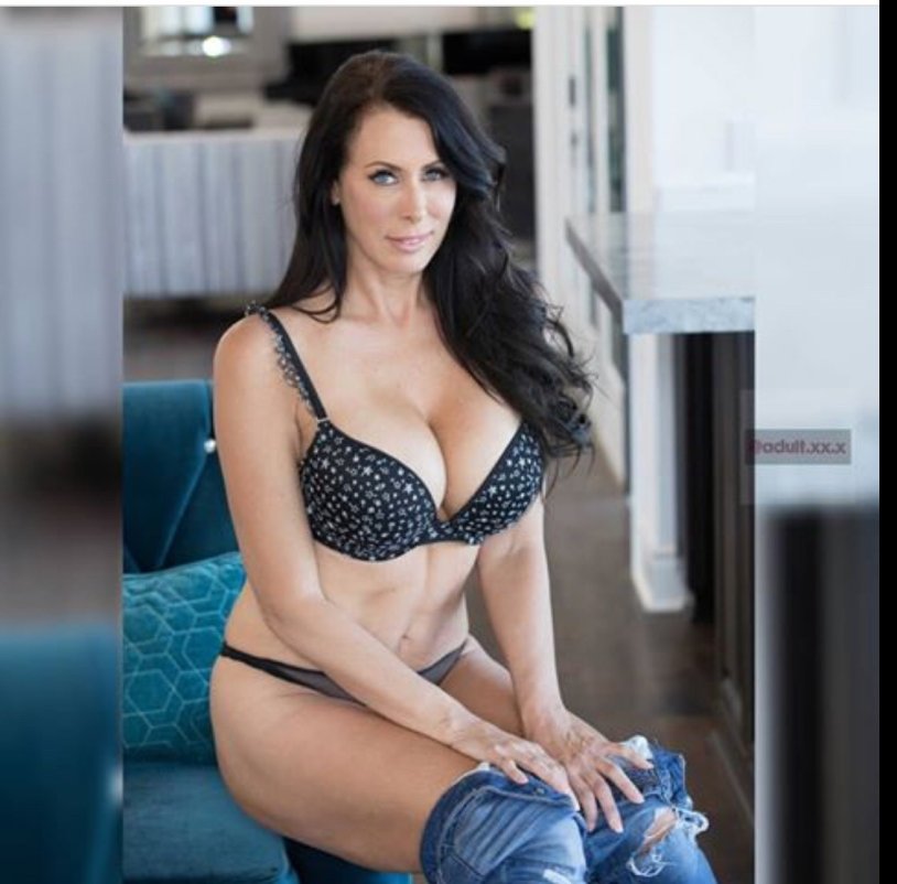 Julia Pimentel chest