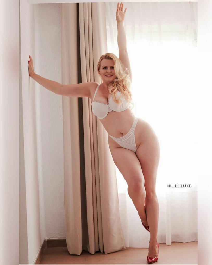 Lilly Luxe shows boobs