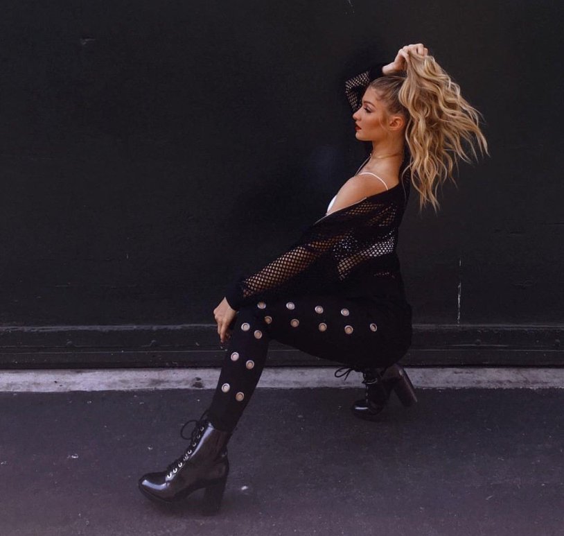 Ilana Glazer breasts