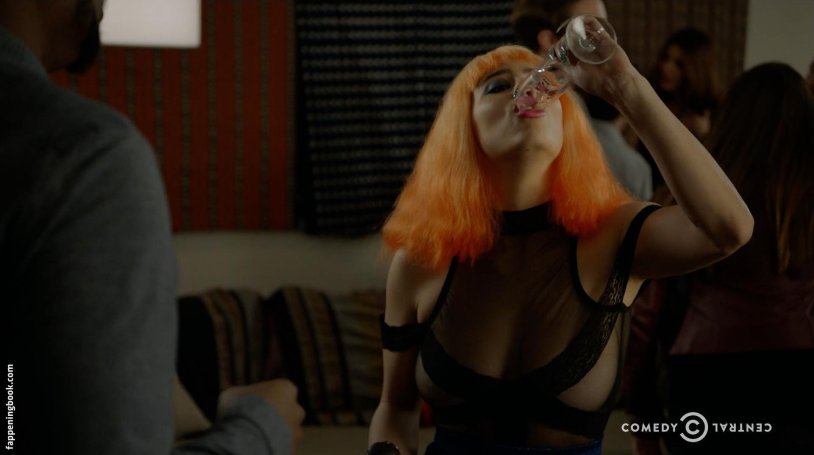 Ilana Glazer breasts