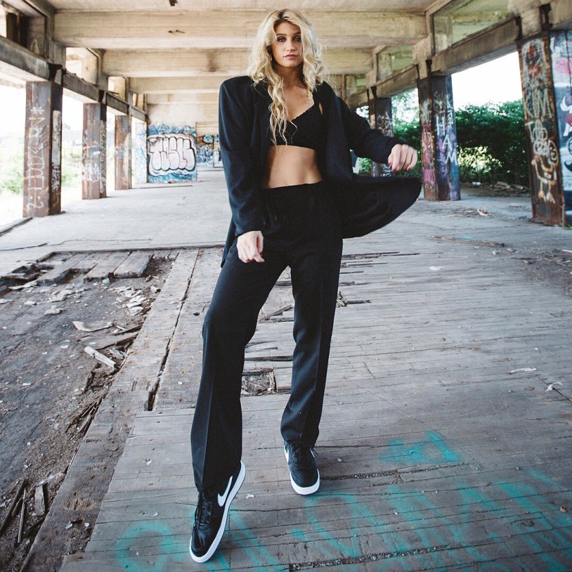 Ilana Glazer in the style of nude