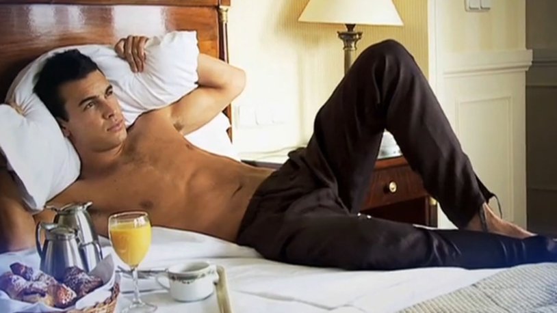 Mario Casas in bed