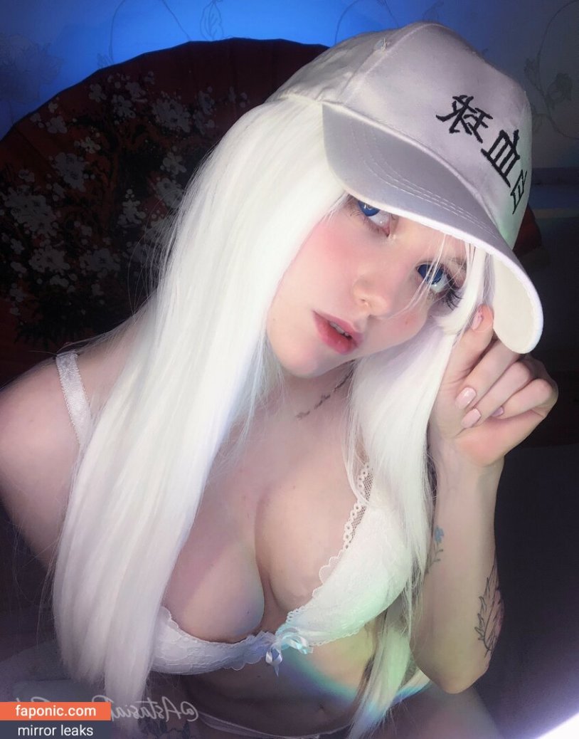 Kawaii Fox type blogger with pink hair