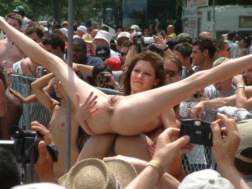 Girls undress in front of the public